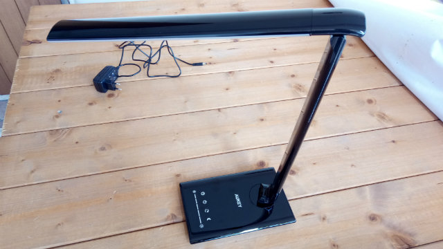 Recensione lampada da tavolo LED Aukey da 12W Smart, pieghevole