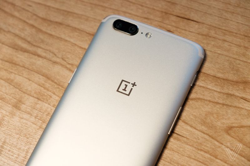 OnePlus 5 finalmente si schiarisce: disponibile il bellissimo Soft Gold